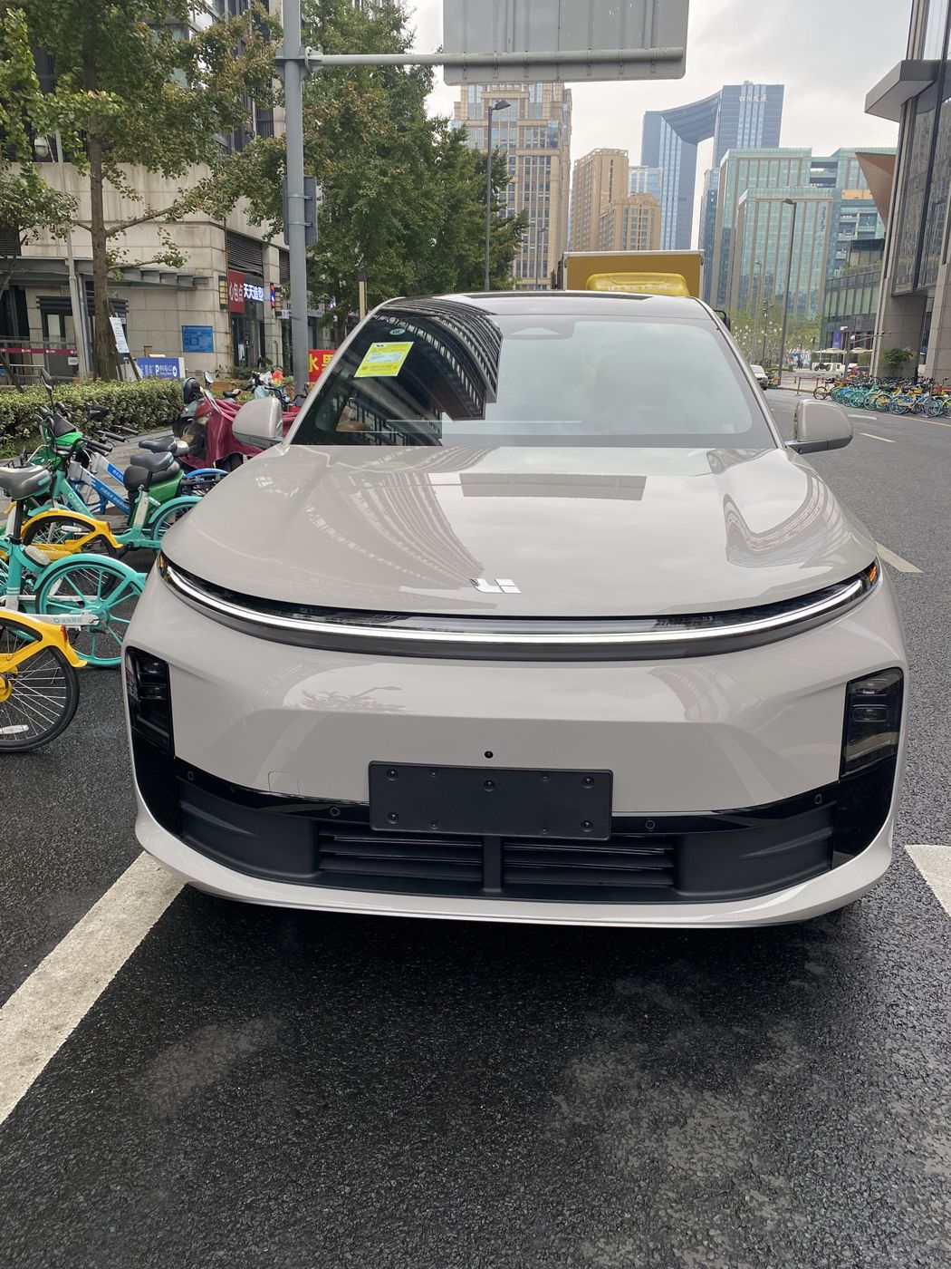 365英国上市公司 MEGA 高压纯电 MPV